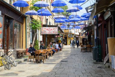 Üsküp, Makedonya - 8 Mayıs 2022: Üsküp 'teki eski pazarın restoranları