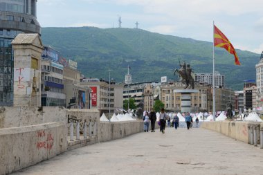 Üsküp, Makedonya - 8 Mayıs 2022: Makedonya 'nın Üsküp meydanındaki taş köprüde yürüyen insanlar