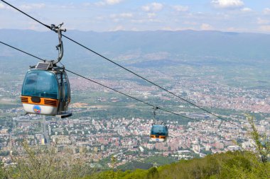 Üsküp, Makedonya - 8 Mayıs 2022: Üsküp 'ten Makedonya' ya Vodno Dağı 'na giden kablo