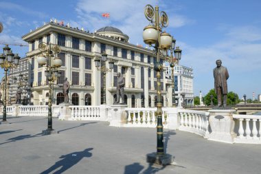 Üsküp, Makedonya - 8 Mayıs 2022: Üsküp 'teki Makedonya Sanat Köprüsü' nde heykeller