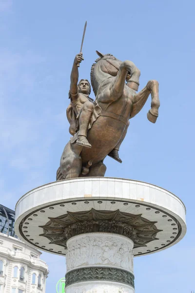 マケドニアのスコピエでアレキサンダー大王の巨大な像 — ストック写真
