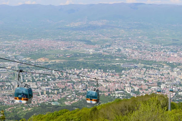 Üsküp, Makedonya - 8 Mayıs 2022: Üsküp 'ten Makedonya' ya Vodno Dağı 'na giden kablo