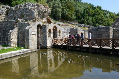 Butrinto, Arnavutluk - 14 Mayıs 2022: Arnavutluk 'un Roma arkeoloji sahasına bakın