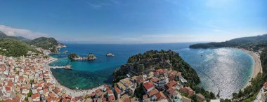 Yunanistan 'daki Parga adlı turistik köyde insansız hava aracı manzarası