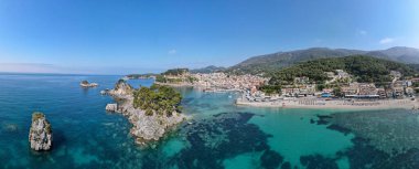 Yunanistan 'daki Parga adlı turistik köyde insansız hava aracı manzarası
