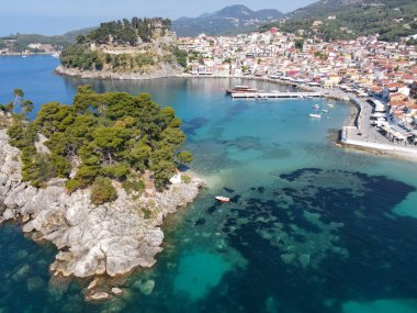 Yunanistan 'daki Parga adlı turistik köyde insansız hava aracı manzarası