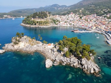 Yunanistan 'daki Parga adlı turistik köyde insansız hava aracı manzarası