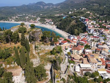 Yunanistan 'daki Parga adlı turistik köyde insansız hava aracı manzarası