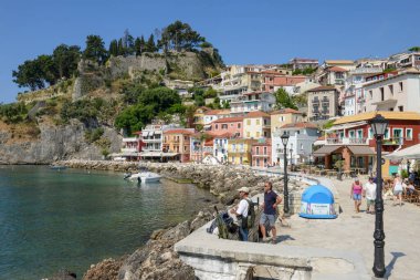 Parga, Yunanistan - 17 Mayıs 2022: Yunanistan 'daki Parga turistik köyü