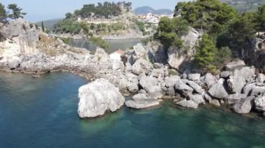 Yunanistan 'daki Parga adlı turistik köyde insansız hava aracı manzarası