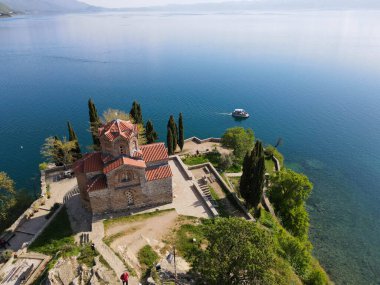 Makedonya 'daki Ohri Gölü üzerindeki Aziz John Kilisesi' nin insansız hava aracı görüntüsü