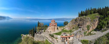 Makedonya 'daki Ohri Gölü üzerindeki Aziz John Kilisesi' nin insansız hava aracı görüntüsü