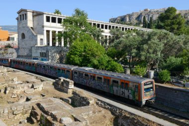 Atina, Yunanistan - 23 Mayıs 2022: Yunanistan 'da antik Agora ve Atina Akropolünün önündeki metro