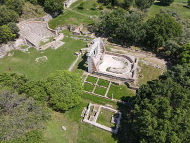 Arnavutluk 'taki Apollonia Roma arkeoloji parkında insansız hava aracı görüntüsü