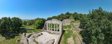 Arnavutluk 'taki Apollonia Roma arkeoloji parkında insansız hava aracı görüntüsü