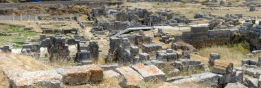 Antik Korint 'in Yunanistan' daki arkeoloji sahasına bak