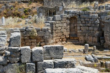 Antik Korint 'in Yunanistan' daki arkeoloji sahasına bak
