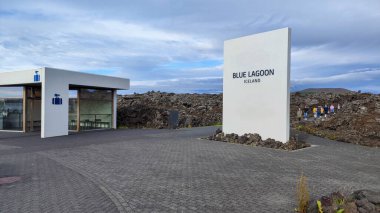 Reykjavik, İzlanda - 19 Temmuz 2022: İzlanda 'daki Reykjavik yakınlarında Blue Lagoon sağlık havuzunun girişi