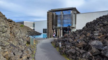 Reykjavik, İzlanda - 19 Temmuz 2022: İzlanda 'daki Reykjavik yakınlarında Blue Lagoon sağlık havuzunun girişi
