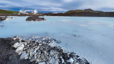 İzlanda 'daki Mavi Göl' ün jeotermal parkına bakın.