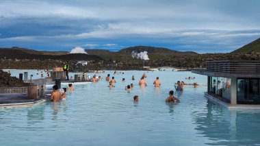 Reykjavik, İzlanda - 19 Temmuz 2022: İzlanda 'daki Reykjavik yakınlarında Blue Lagoon' un sağlık havuzundaki insanlar