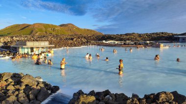 Reykjavik, İzlanda - 19 Temmuz 2022: İzlanda 'daki Reykjavik yakınlarında Blue Lagoon' un sağlık havuzundaki insanlar