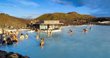 Reykjavik, İzlanda - 19 Temmuz 2022: İzlanda 'daki Reykjavik yakınlarında Blue Lagoon' un sağlık havuzundaki insanlar