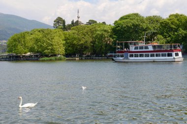 Ioannina, Yunanistan - 16 Mayıs 2022: Yunanistan 'daki Ioannina gölündeki turistik tekne