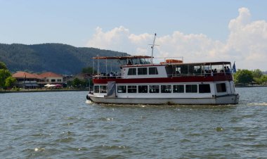 Ioannina, Yunanistan - 16 Mayıs 2022: Yunanistan 'daki Ioannina gölündeki turistik tekne