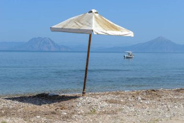 Yunanistan 'daki Kaminia plajındaki sahil şeridi.
