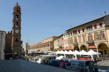 Faenza, İtalya - 3 Mayıs 2022: Faenza 'nın İtalya' daki eski merkezi