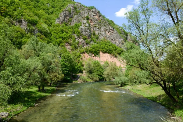 Kuzey Makedonya Daki Debar Gölü Üzerindeki Nehre Bak — Stok fotoğraf