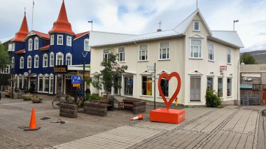 Akureyri, İzlanda - 12 Temmuz 2022: İzlanda, Akureyri 'deki geleneksel evler