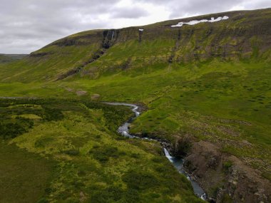 İzlanda 'da bir nehirde insansız hava aracı görüntüsü