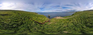 İzlanda 'da Hvitserkur' un kaya oluşumunu gösteren İHA görüntüsü.
