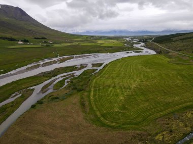 İzlanda 'da bir nehirde insansız hava aracı görüntüsü