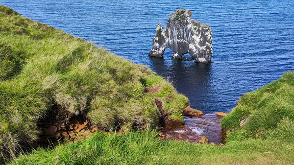 アイスランドのHvitserkurの岩の形成と海岸でのドローンビュー — ストック写真