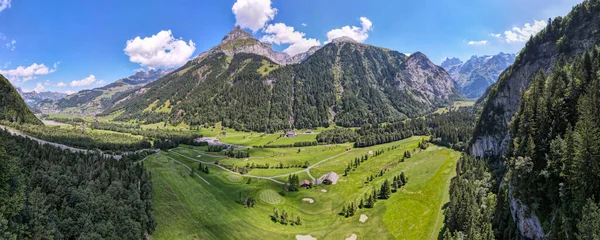 Sviçre Alplerinde Engelberg Golf Sahasında Görüntüsü — Stok fotoğraf