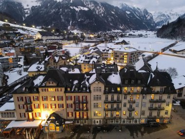 İsviçre Alpleri 'ndeki Engelberg köyünün insansız hava aracı görüntüsü