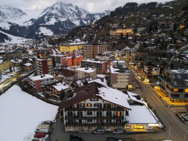 İsviçre Alpleri 'ndeki Engelberg köyünün insansız hava aracı görüntüsü