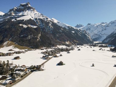 İsviçre Alpleri 'ndeki Engelberg köyünün insansız hava aracı görüntüsü