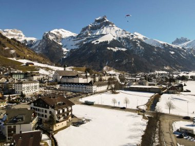 İsviçre Alpleri 'ndeki Engelberg köyünün insansız hava aracı görüntüsü