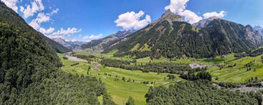 İsviçre Alplerinde Engelberg 'in golf sahasında İHA görüntüsü