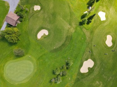 İsviçre Alplerinde Engelberg 'in golf sahasında İHA görüntüsü
