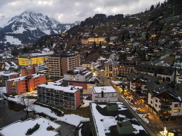 İsviçre Alpleri 'ndeki Engelberg köyünün insansız hava aracı görüntüsü