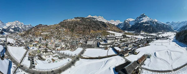 İsviçre Alpleri 'ndeki Engelberg köyünün insansız hava aracı görüntüsü