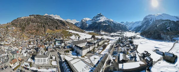 İsviçre Alpleri 'ndeki Engelberg köyünün insansız hava aracı görüntüsü
