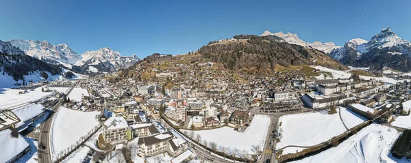 İsviçre Alpleri 'ndeki Engelberg köyünün insansız hava aracı görüntüsü