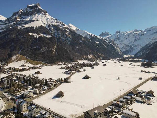 Widok Drona Miejscowości Engelberg Szwajcarskich Alpach — Zdjęcie stockowe