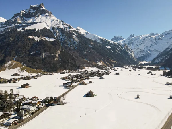 Widok Drona Miejscowości Engelberg Szwajcarskich Alpach — Zdjęcie stockowe